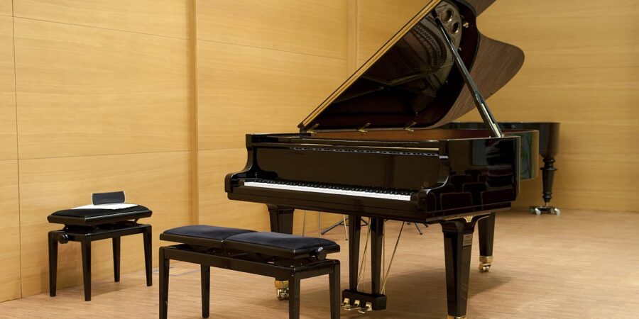 piano à queue noir laqué